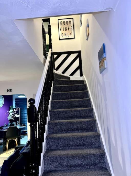 فيلا Beautiful House Off-Road Free Parking Farnworth المظهر الخارجي الصورة